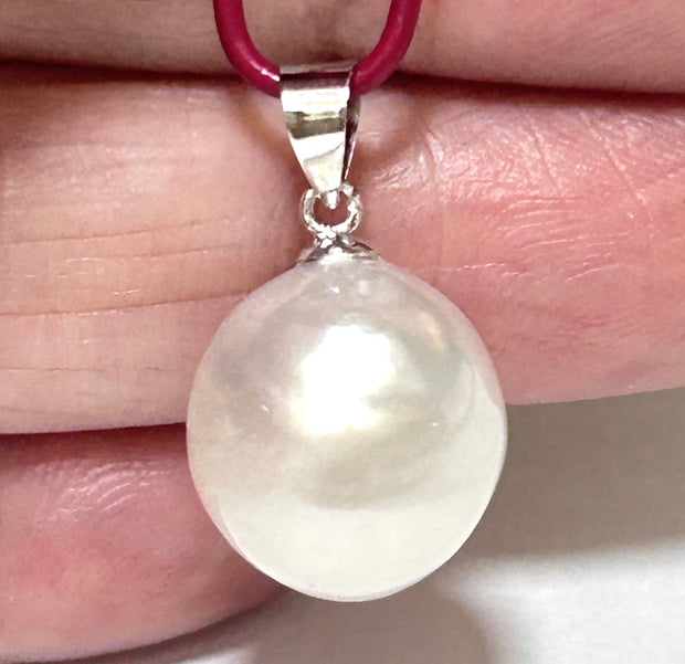 Exquisite 12.3 x 13.5mm Oval Round 14K Gold South Sea Pearl Pendant