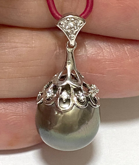 Oval 11.5 x 13mm Tahitian Sea Peacock Black Green Pearl Pendant