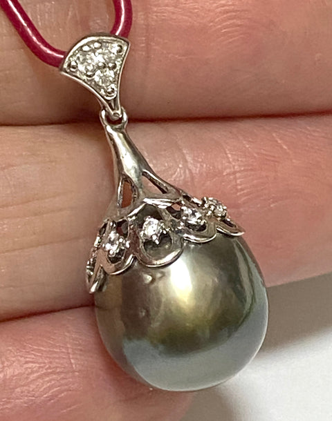 Oval 11.5 x 13mm Tahitian Sea Peacock Black Green Pearl Pendant