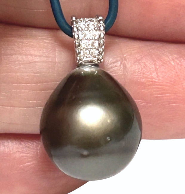 Oval 12.1 x 12.3mm Tahitian Sea Peacock Black Green Pearl Pendant