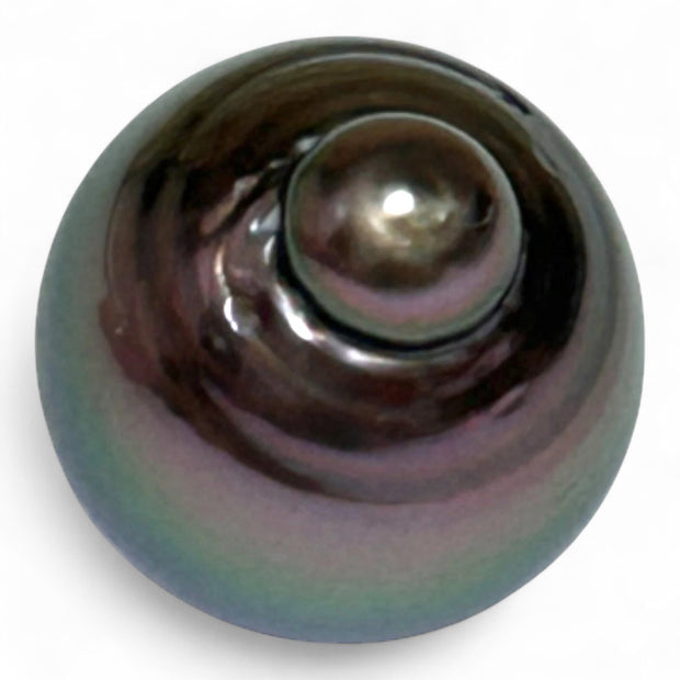 Elegant 13.9 x 17.1mm 21 Carat Tahitian Pearl – Peacock Black Pinkish